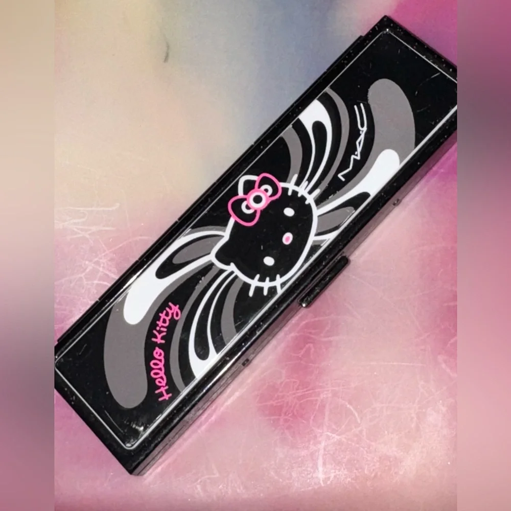 Mac Hello Kitty too dolly eyeshadow palette